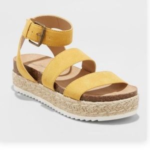 Universal Thread platform sandals